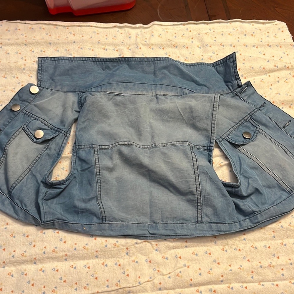 Denim vest nothing is wrong with it and it’s a 7 in kids